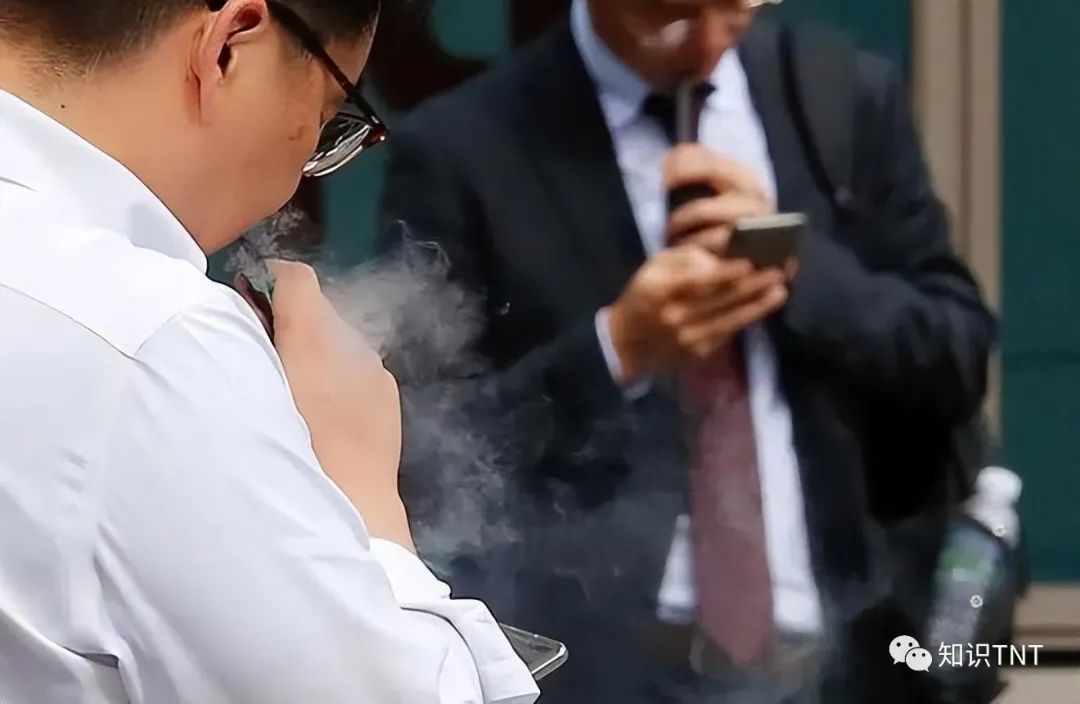 电子烟真相揭秘:小伙用猪肺实测危害