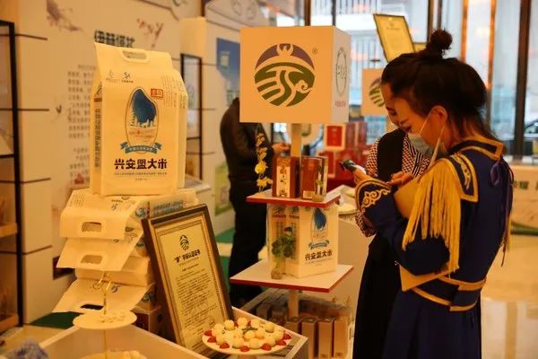 BuzzFeed收购《赫芬顿邮报》;《VOGUE服饰与美容》编辑总监张宇离职 | 媒体和传播业周报